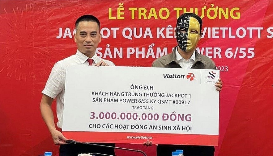 Vì sao người trúng Vietlott luôn đeo mặt nạ khi nhận thưởng?